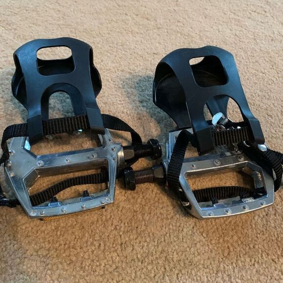 JG Toe Clip Bicycle Pedals With Straps - Picture 2 of 7